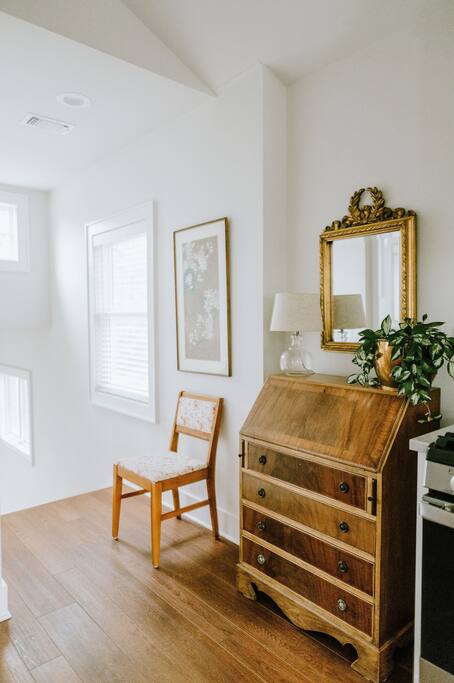 *Boutique Woodview Walk Up Apartment*
