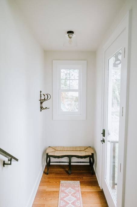 *Boutique Woodview Walk Up Apartment*
