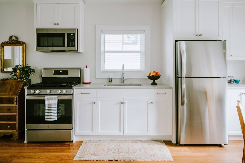 *Boutique Woodview Walk Up Apartment*