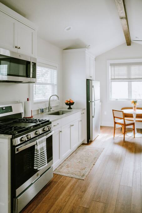 *Boutique Woodview Walk Up Apartment*