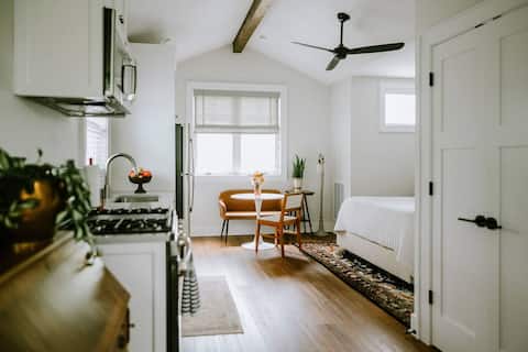 Popular Airbnb listing: *Boutique Woodview Walk Up Apartment* in Allandale