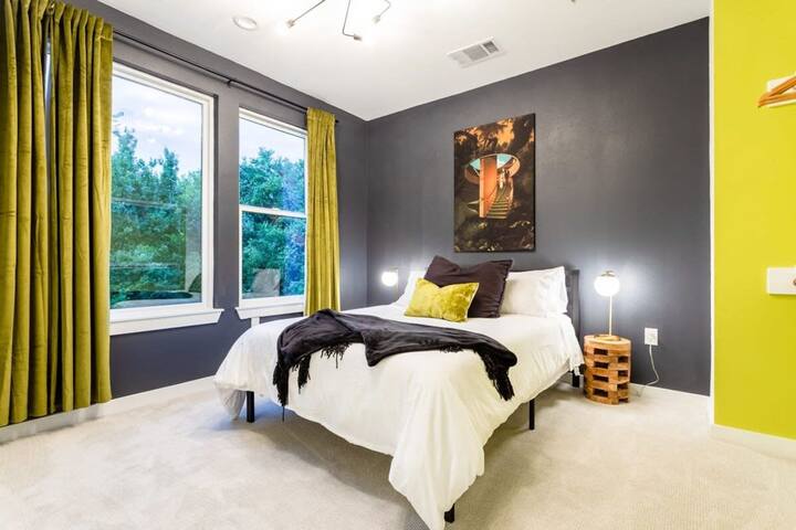 Massive 10BR Compound—6 Min to Downtown Austin gallery image 2