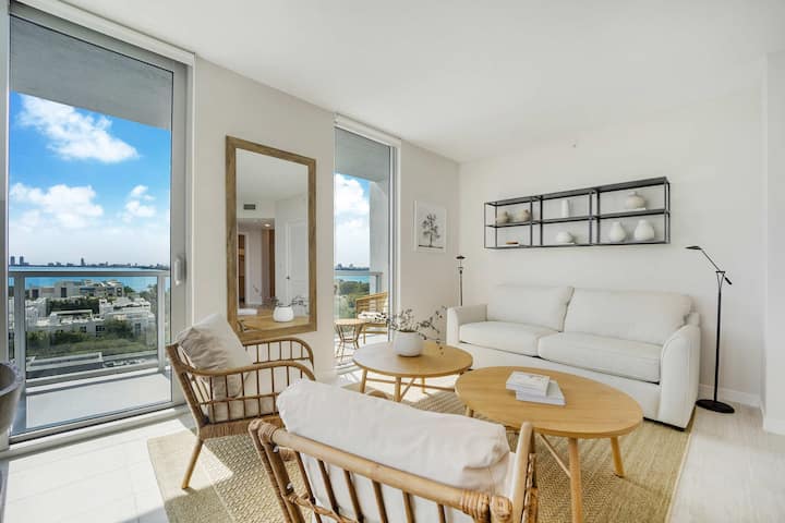 Elegant 2/2 Condo Miami Design District - Miami Lakes, FL