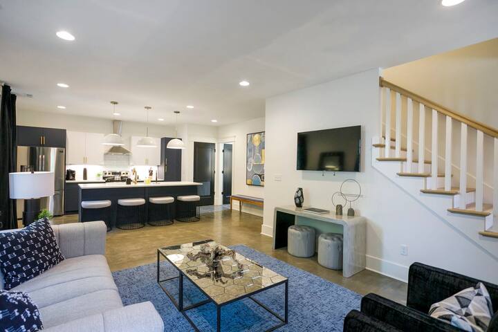 Expansive 3-Home Property! Hot Tub + Walk to 12 So gallery image 3