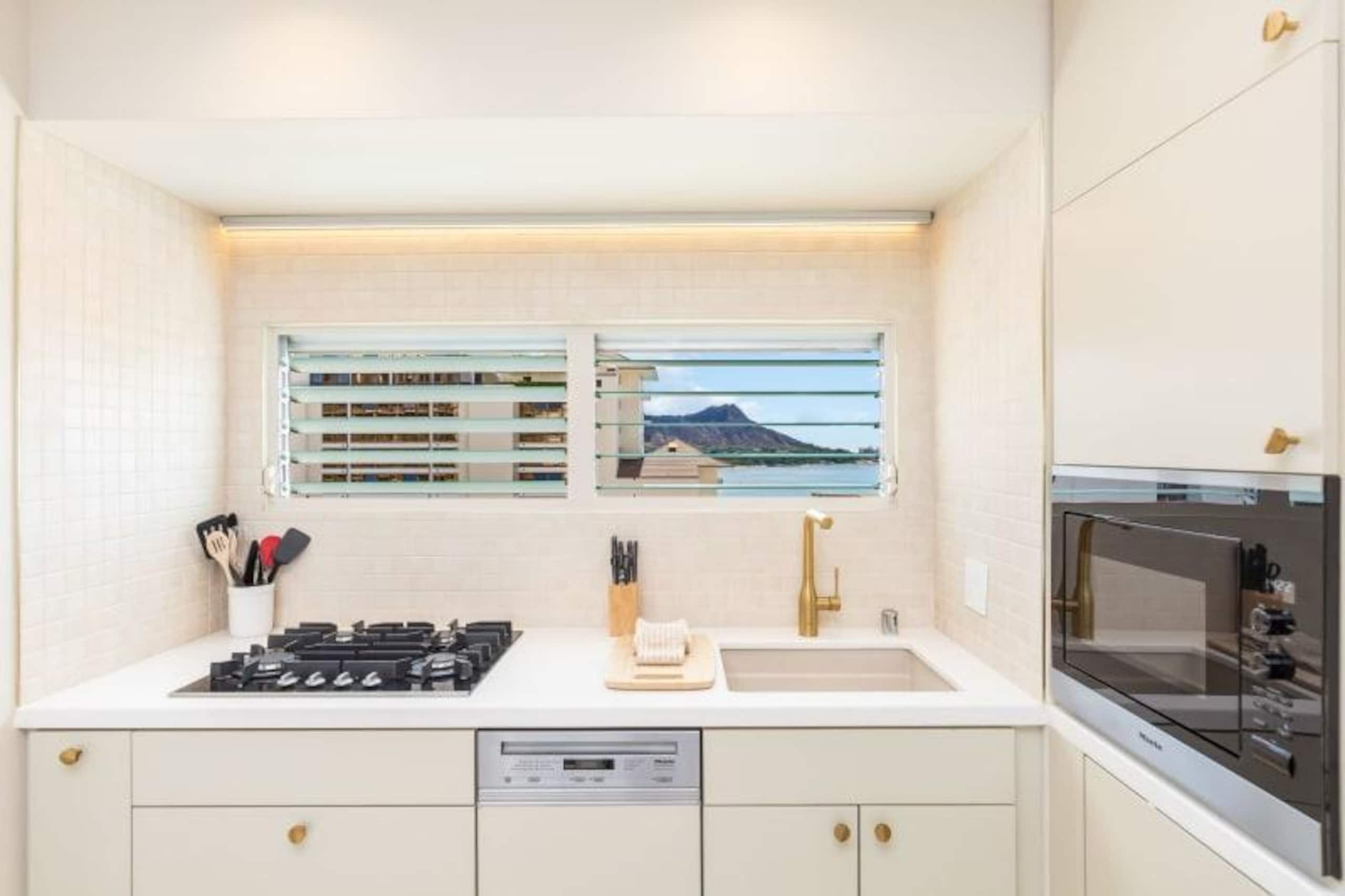 Condo in Honolulu · ★4.89 · 1 bedroom · 3 beds · 1 shared bath - Image 9