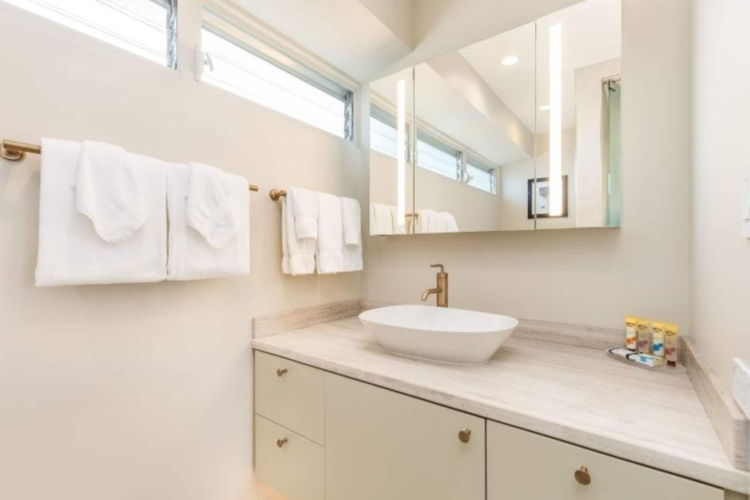 Condo in Honolulu · ★4.89 · 1 bedroom · 3 beds · 1 shared bath - Image 13
