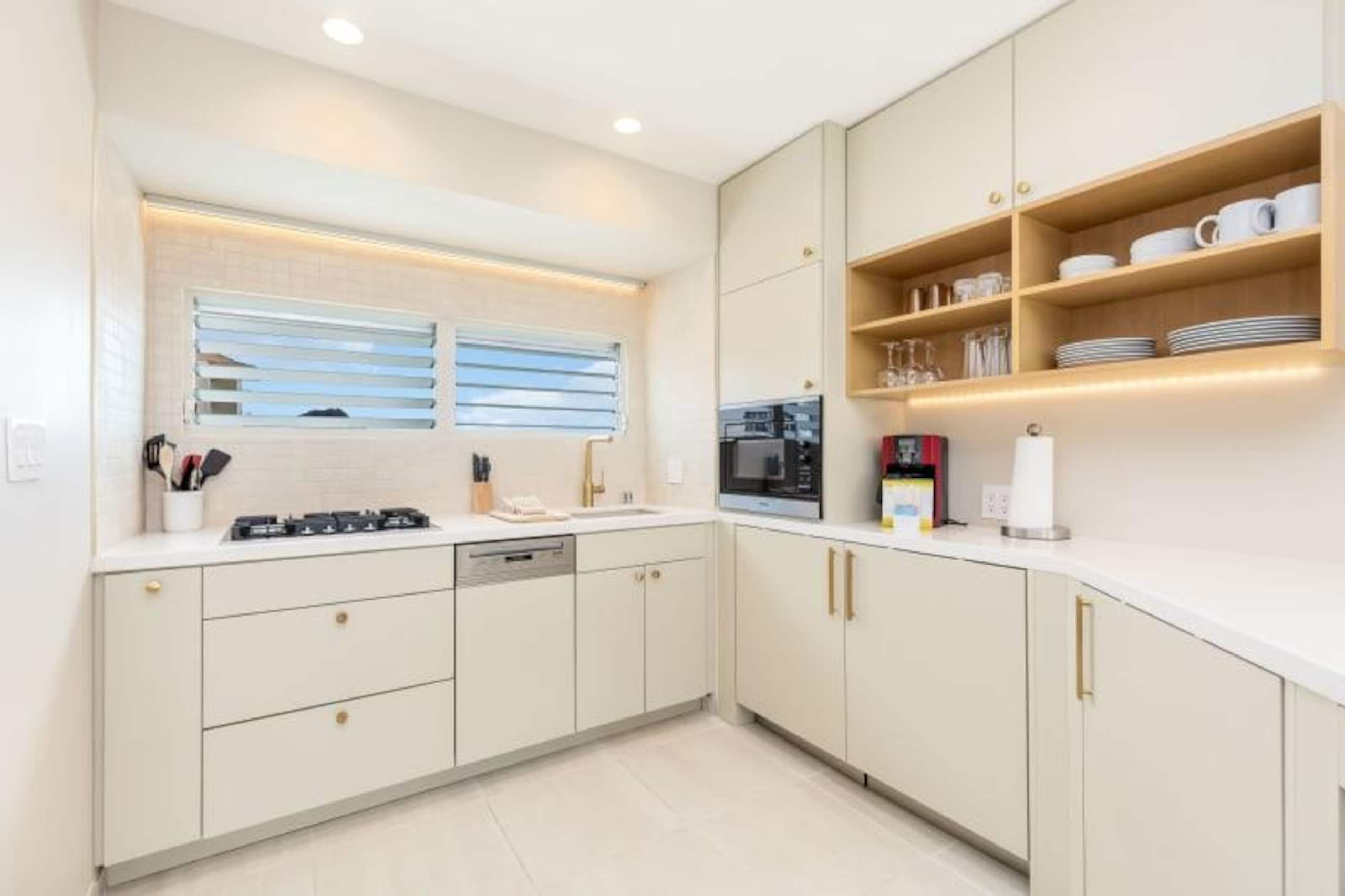 Condo in Honolulu · ★4.89 · 1 bedroom · 3 beds · 1 shared bath - Image 3