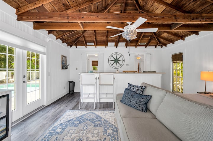 Hermosamente renovada de 1 dormitorio, 1 baño, casa de huéspedes privada con mesa de comedor de 4 asientos y cocina pequeña y sala de estar privada con vistas a la terraza de la piscina totalmente vallada con acceso directo.