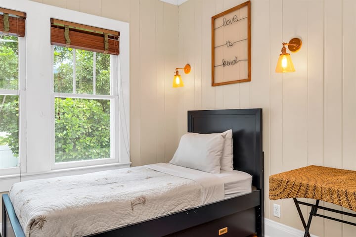 Tercer dormitorio con cama nido doble (capacidad para 2 personas). Pisos de madera ricos y una decoración encantadora. Escritorio y silla privados para trabajadores remotos o estudiantes.