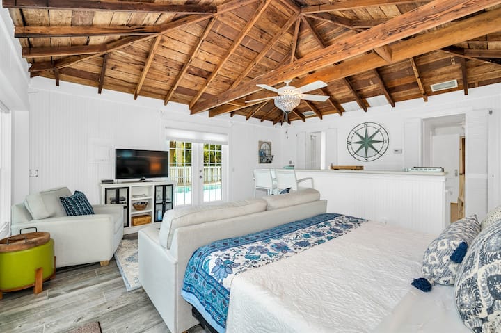 Hermosamente renovada de 1 dormitorio, 1 baño, casa de huéspedes privada con mesa de comedor de 4 asientos y cocina pequeña y sala de estar privada con vistas a la terraza de la piscina totalmente vallada con acceso directo.