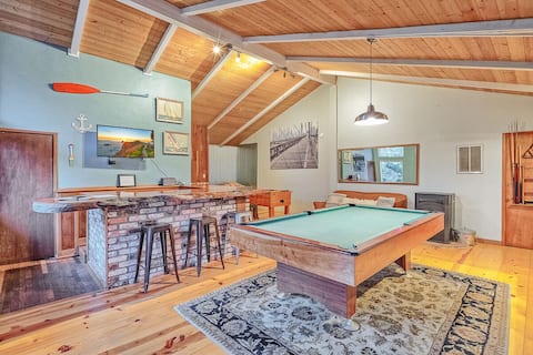 Your Own Private Forest Lodge in Town& Beach trail