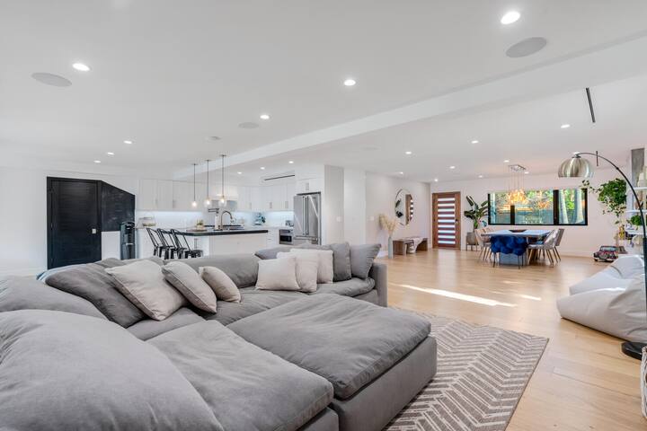 Villa Erwin w/ Basketball Court & Pool gallery image 4