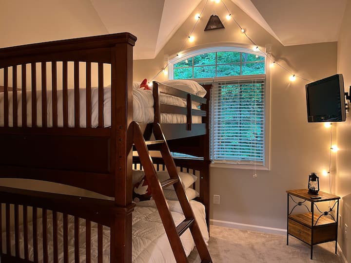 Allumez les guirlandes lumineuses la nuit pour que les enfants puissent « camper » sous les étoiles !