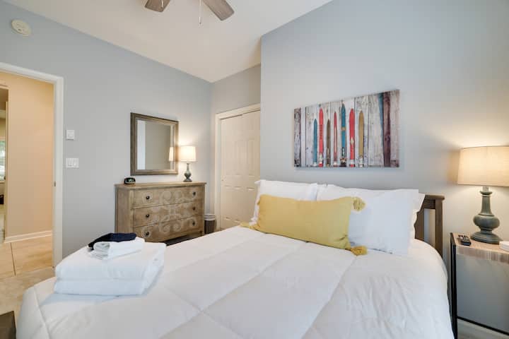 La chambre comprend un grand lit et une télévision connectée de 40pouces.