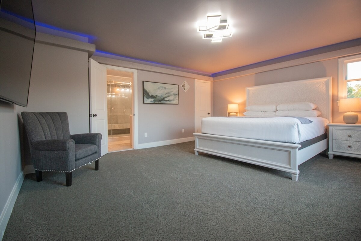 Master Bedroom na King Bed, 75" TV, bafu binafsi na Sauna