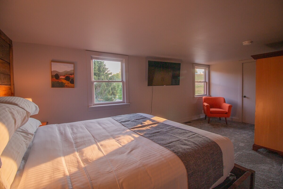 Chumba cha kulala #3 - Bafu 1 la pamoja la Malkia kwenye ukumbi (ghorofa ya 2) 