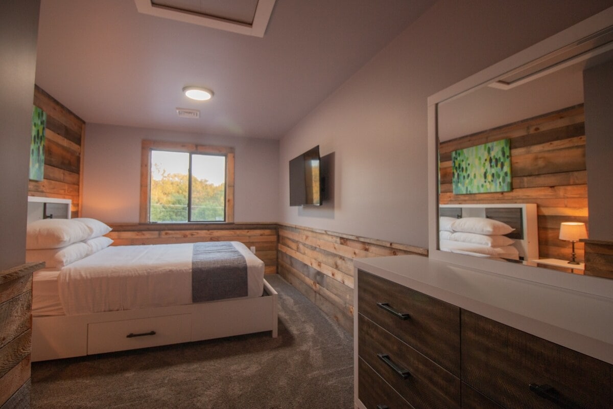 Chumba cha kulala #6 - 1 Queen bafu la pamoja nje ya chumba cha biliadi (Ghorofa ya 1)