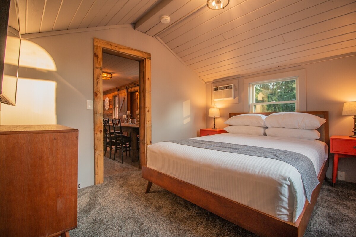 Chumba cha kulala #4 - 1 Malkia aliye na bafu kwenye ukumbi (ghorofa ya 1) nje ya chumba cha kulia