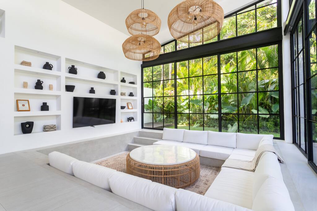 Villa in South Kuta · ★4.92 · 4 bedrooms · 4 beds · 4.5 baths, Airbnb сравним