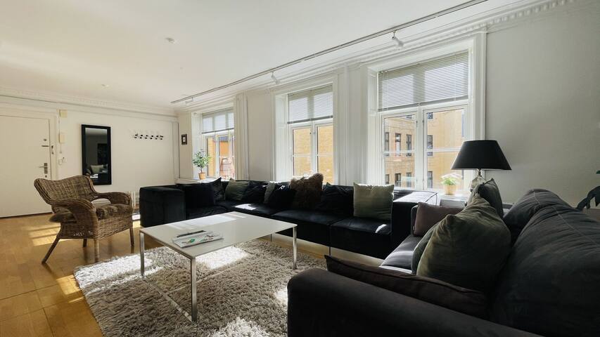 Super Central – Inner City – 6 Bedrooms – Super Ce gallery image 2