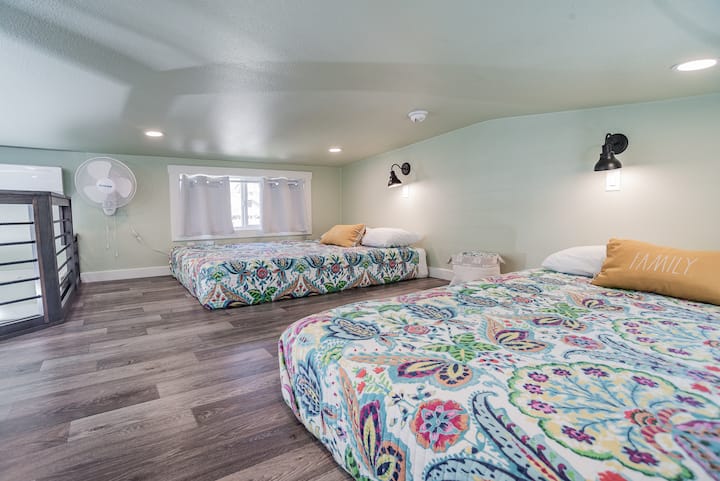 شقة علوية مع ملكتين (سقف منخفض 4أقدام، لا يوجد باب خصوصية)