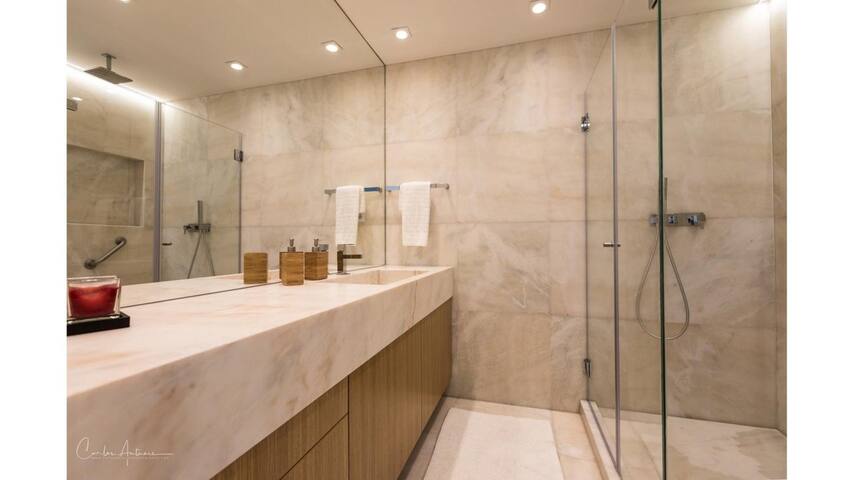 Superb Modern and Unique Liberdade Apt gallery image 5