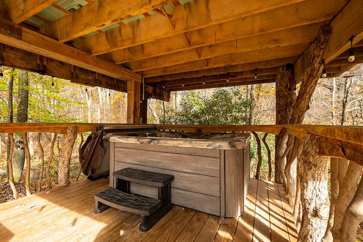 Oakleaf Treehouse - Romantic Mountain Escape