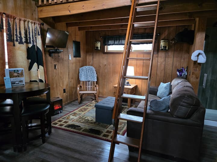 Oakleaf Treehouse - Romantic Mountain Escape