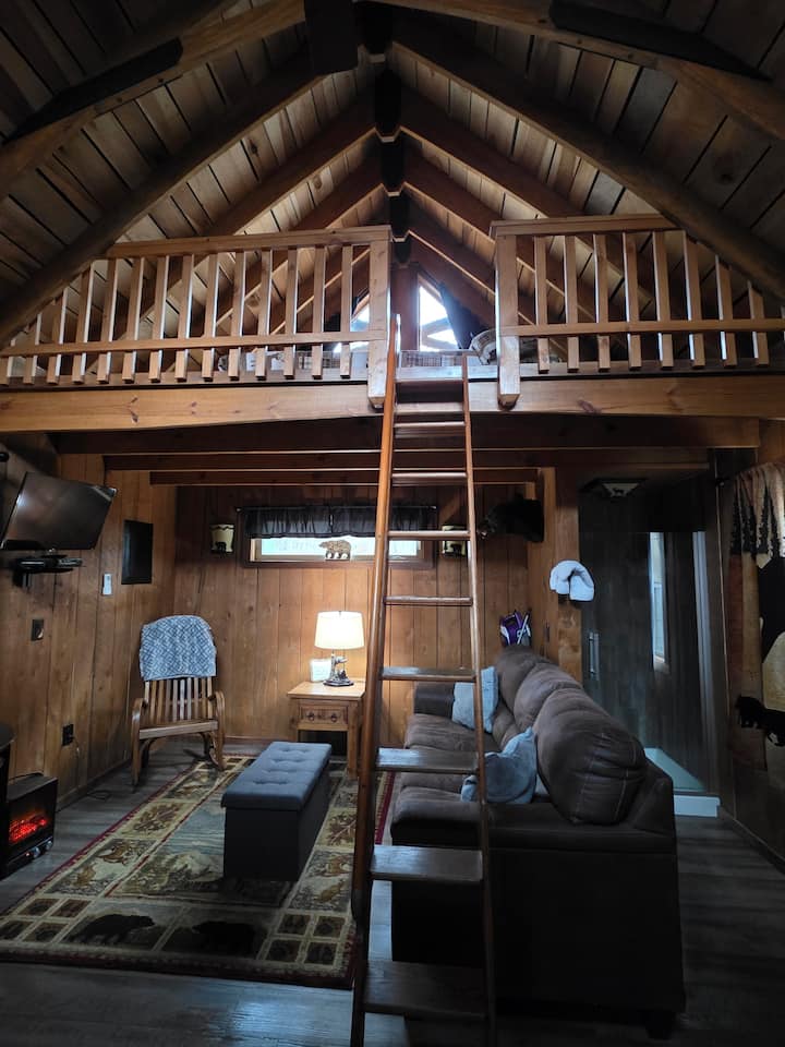 Oakleaf Treehouse - Romantic Mountain Escape