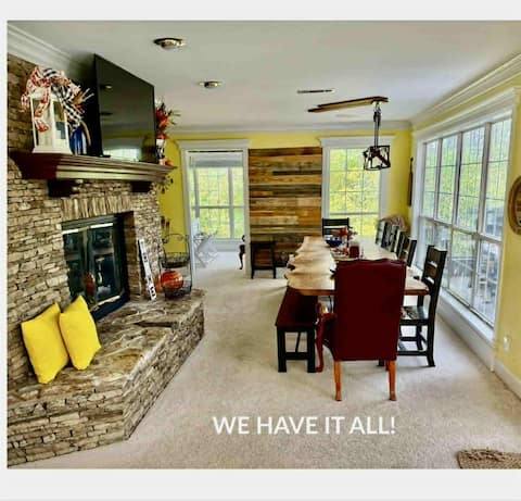 HotTUB+Sauna • 5 KINGs • Game Rm • Lake Access• 17