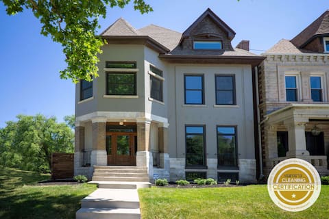 Spacious “La Chambre” in CWE | 5BR 3BA / ABODEbucks