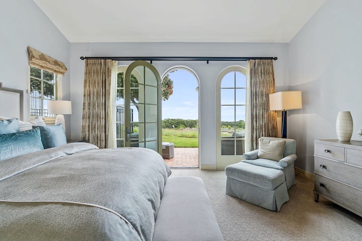 El dormitorio principal cuenta con un patio privado