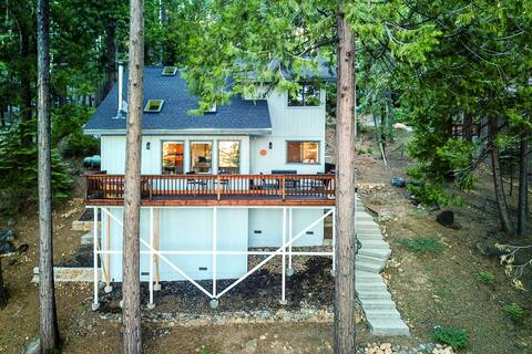 Arnold Cabin: Hot Tub, Fire Pit & Epic Views!