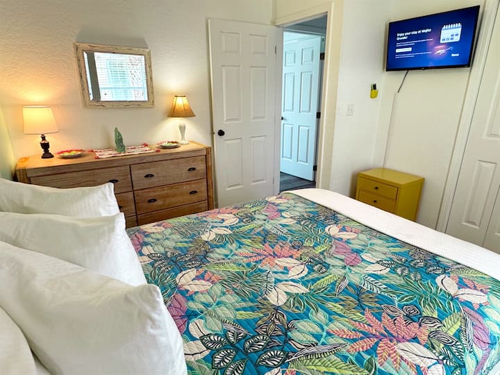 Bračni krevet (160x200) s visokokvalitetnim madracem od hibridne memorijske pjene i dovoljno prostora za