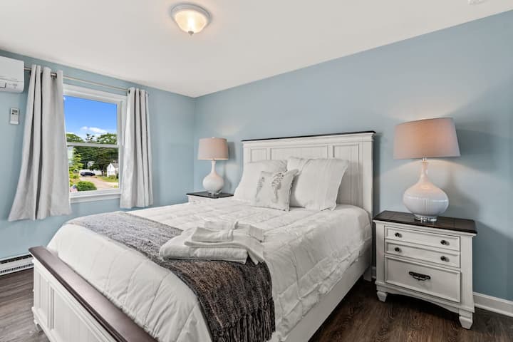 חדר שינה עם מיטת קווין סייז