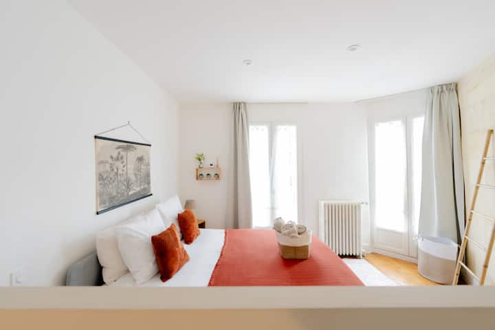 Habitación luminosa y minimalista con puertas de balcón y detalles acogedores.
