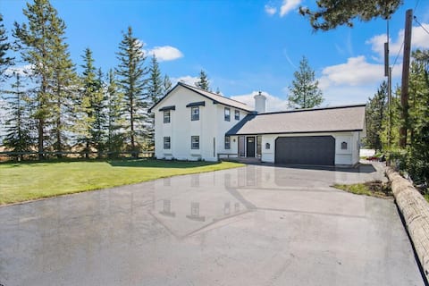 New! Modern Cabin w/fireplace/hot tub/sleeps 12
