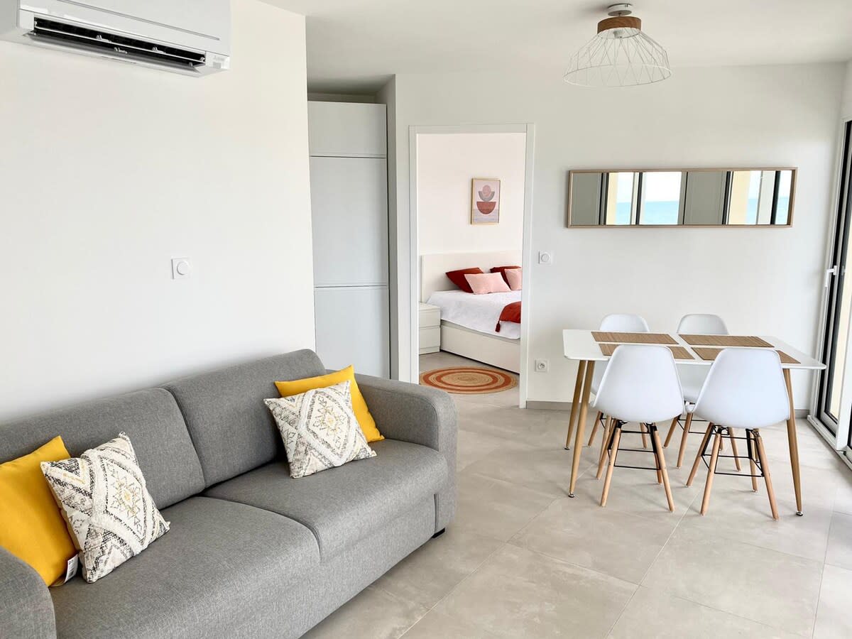 Dnevni boravak sa stolom za blagovanje, kaučem, televizorom, pristupom internetu