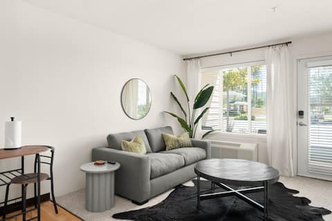 The Lassen | WiFi & Parking | Spacious & Private |