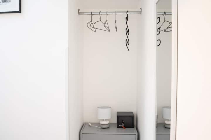 חדר שינה 4 - מיטת יחיד עם קולב בגדים וכספת