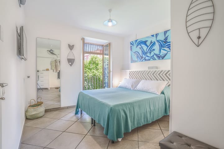 חדר שינה 1 - חדר שינה קווין סייז עם קולב בגדים ומגירות, נוף יפהפה על פעמון המגדל 