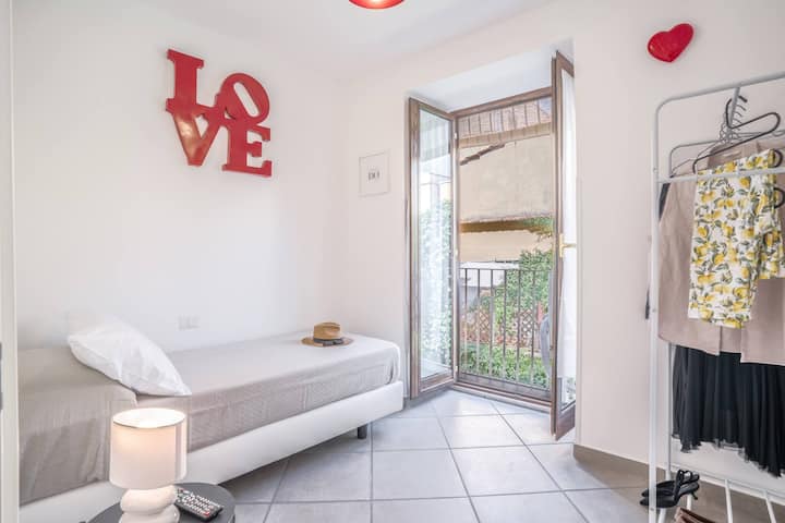 חדר שינה 3 - מיטת יחיד, גישה למרפסת עם נוף יפהפה לפעמון המגדל