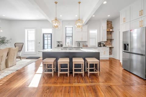 Golf Simulator | Hot Tub | Putting Green | Game Ro