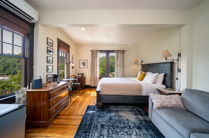 La habitación n.º 3, en el segundo piso, tiene una cama tamaño king, un sofá cama extraíble opcional y un baño en suite.