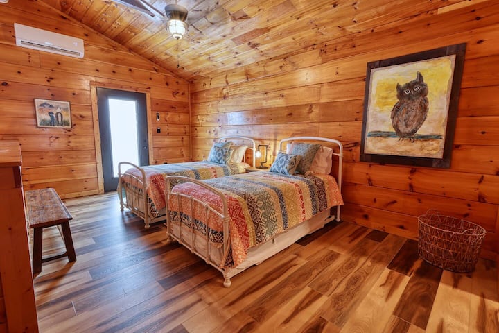 В Loft Retreat има място за спане за 4 - ма души с две единични легла на удобни матраци с възглавници.