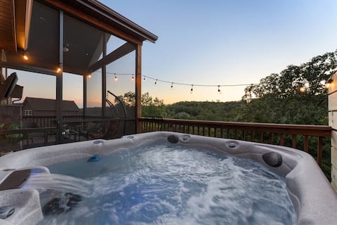 Views! Serene Hot Tub. Gated Golf Resort w/ Lakesi