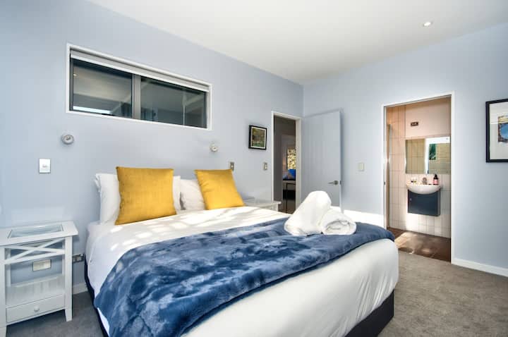 Главна спална соба со сопствена бања