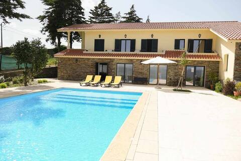 Villa with swimming pool and court Tenis with Rio view