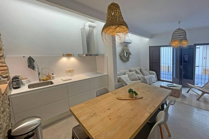 Luxury 8P town house in center l’Escala, 50m beach gallery image 2