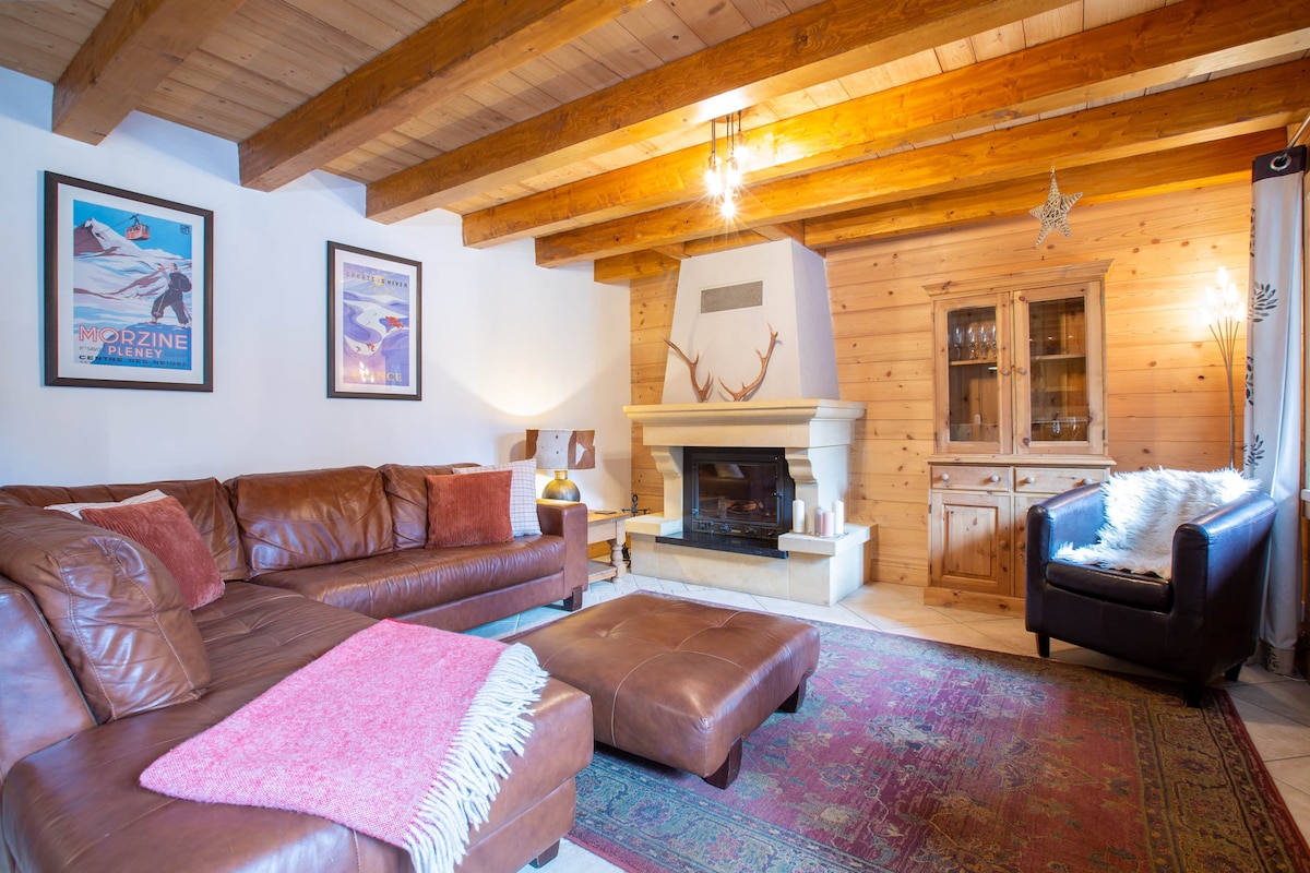 Top Airbnb: 3 bedroom apartment for 6 people. Central Morzine in Morzine